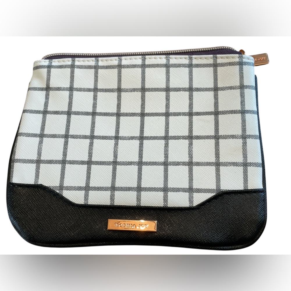 Sophisticated and Sleek Pouch